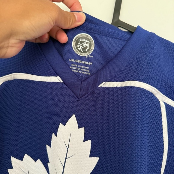 NHL Toronto Maple Leafs MATTHEWS 34 V-Neck Jersey - Picture 2 of 4